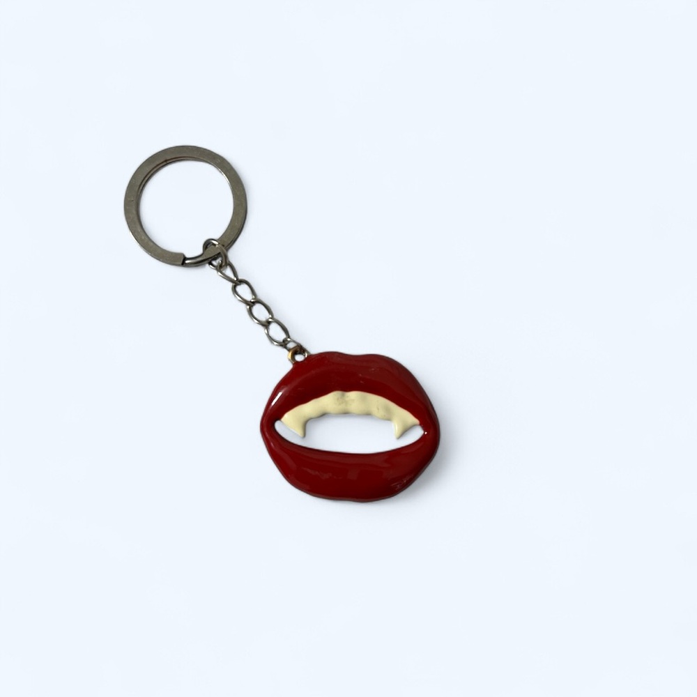 VAMPIRE TEETH KEYCHAIN‎ D2-57